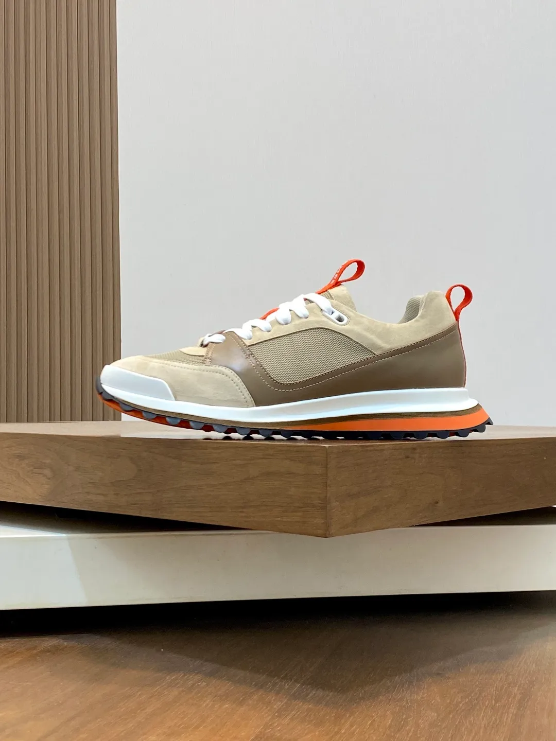Men's men's shoes 💰700 HERMES/Hermès Leader sneakers! Tech twill, calfskin and suede goatskin sneakers featuring paneled multicolor twill, calfskin and suede. Lightweight geometric sole for a stylish urban look. Product details: White and orange rubber sole Black rubber sole with orange rubber insert Light natural leather insert White rubber toe cap Beige lambskin insole and lining Cotton strap, rubber lettering Sole height: 4cm Size: 39-40-41-42-43-44 (customized at 38.45)